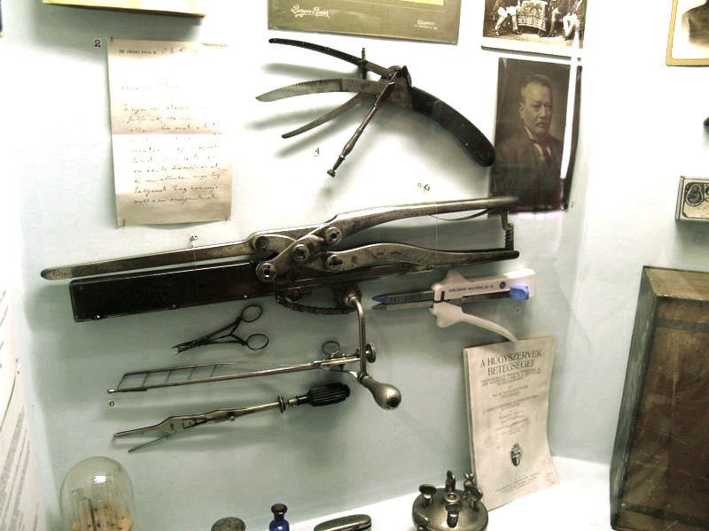 VitrineSemmelweisMuseumBudapest2006-003