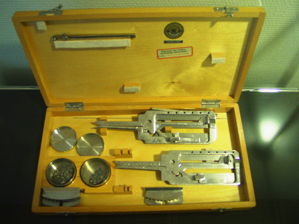 stapler_exhibition_ESI_2012-004